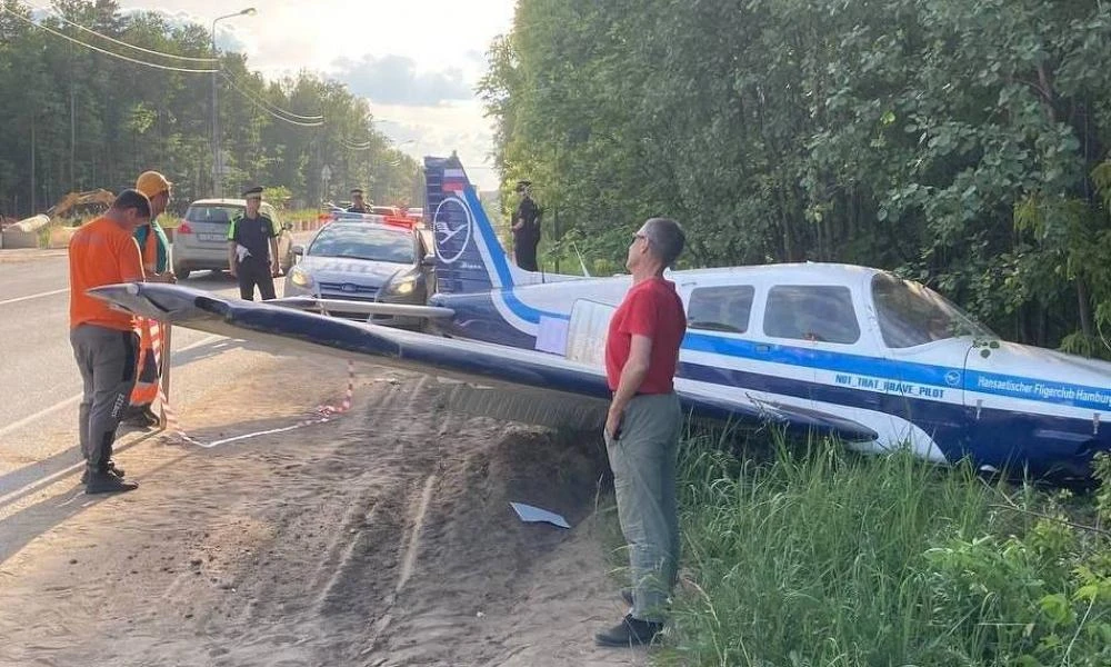 Ρωσικό Αεροσκάφος Piper πραγματοποιεί αναγκαστική προσγείωση σε αυτοκινητόδρομο έξω από τη Μόσχα